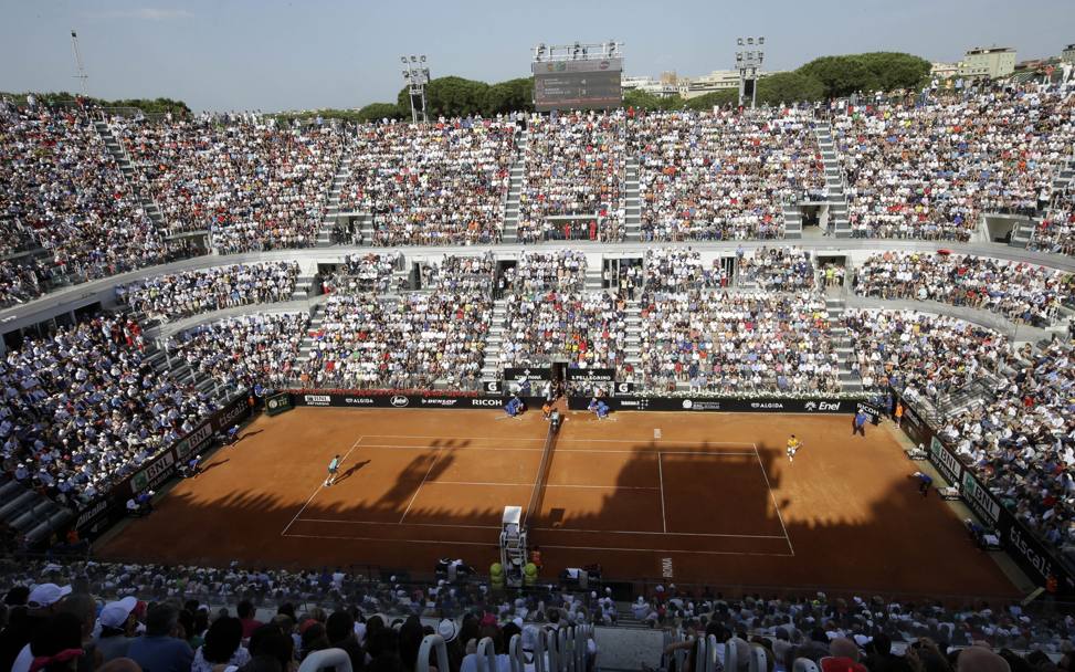 Centrale del Foro Italico stracolmo di appassionati per assistere alla finale degli Internazionali di Roma tra lo svizzero Roger Federer e il serbo Novak Djokovic. (Ap)